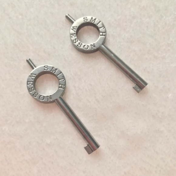 Smith & Wesson Handcuffs with keys | Model 100-1 - Picture 11 of 15